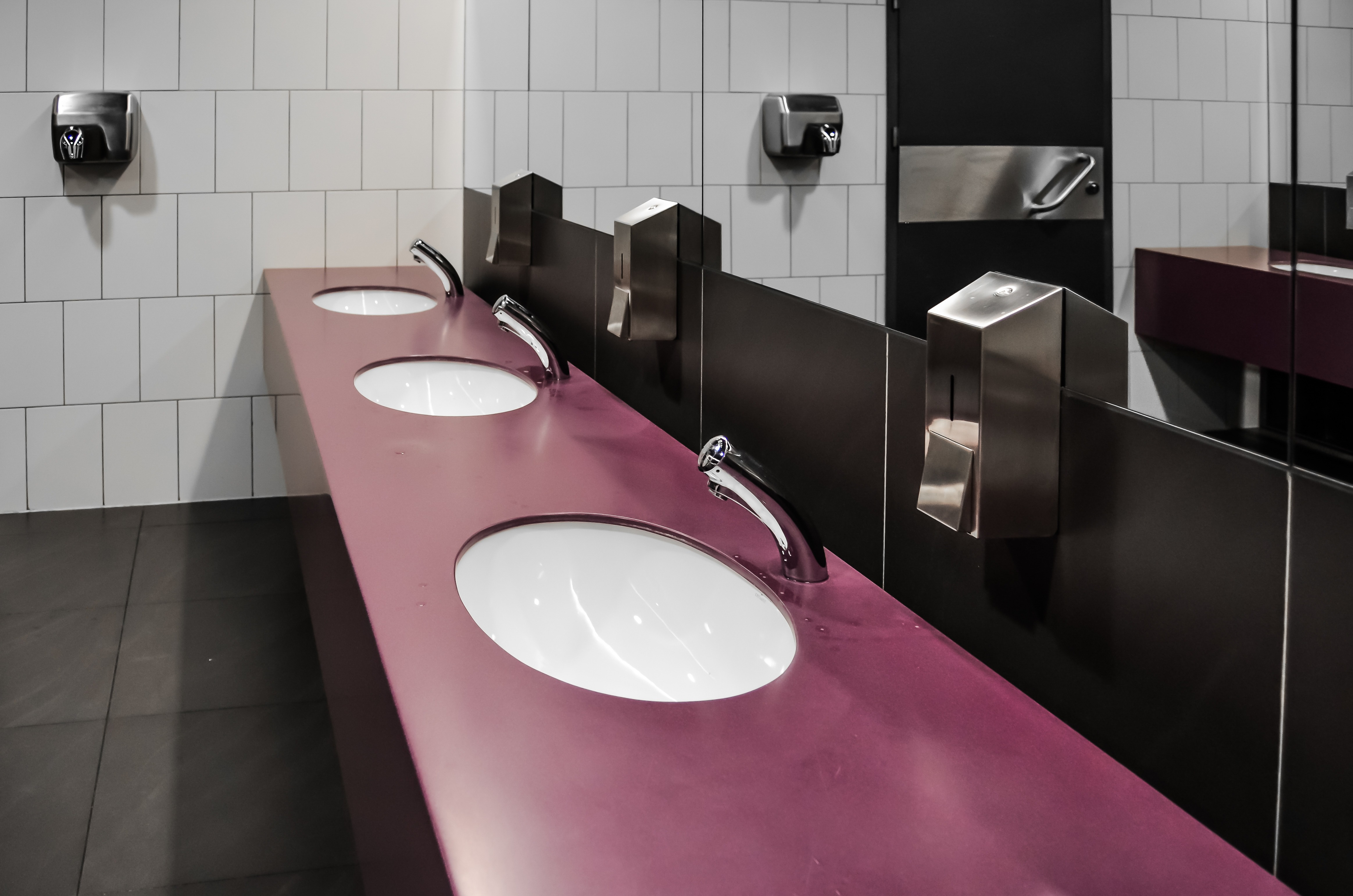La limpieza de los sanitarios en los colegios