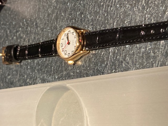 Relacionar objetos con preguntas-estímulo: reloj para zurdos